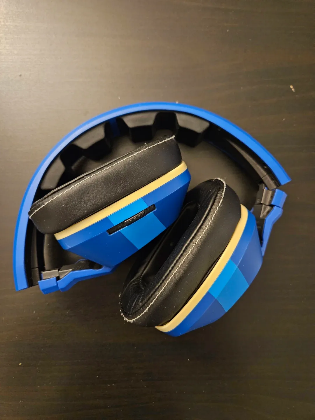 Limited Edition Skullcandy crusher headphones image indicator(6)