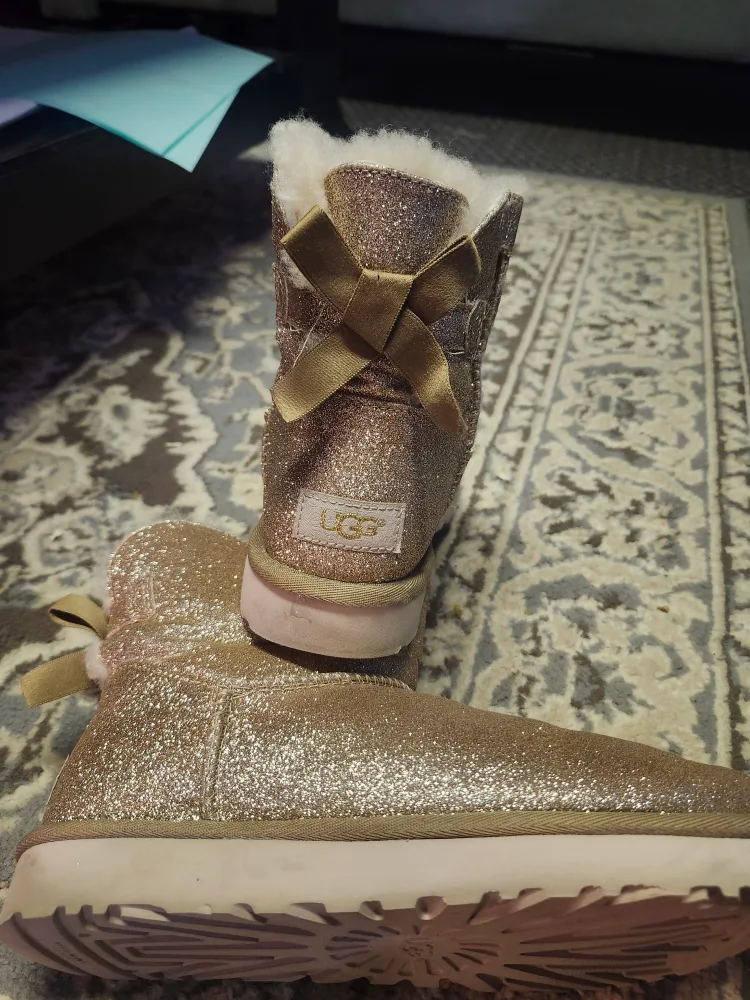 UGG ladied ' Gold Glitter Boots - Size 8 image indicator(2)