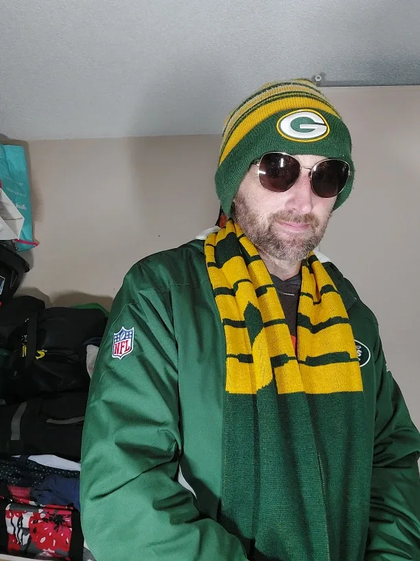 Green bay scarf and touque image indicator(2)