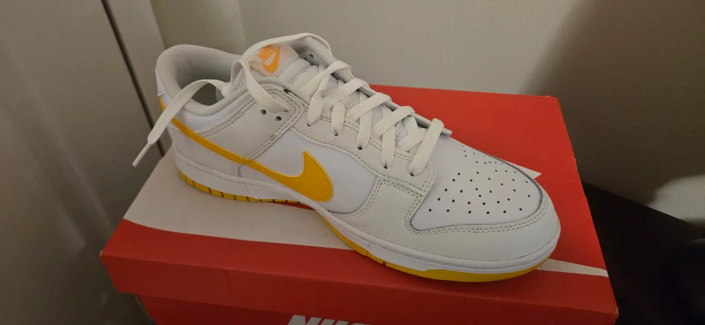 Nike Dunk Low White/Yellow Size 10 image indicator(2)
