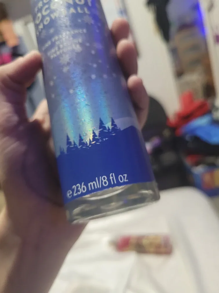 Bath & Body Works Frosted Coconut Snowball Mist image indicator(2)