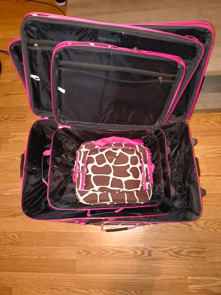 Rockland 3-Piece Giraffe Luggage Set