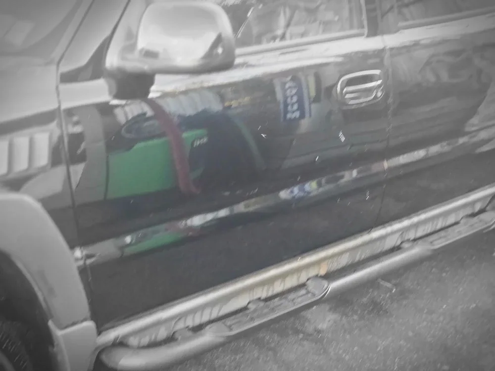 Black Chevy Suburban SUV image indicator(5)