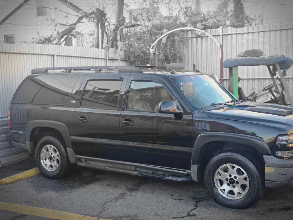 Black Chevy Suburban SUV image indicator(7)