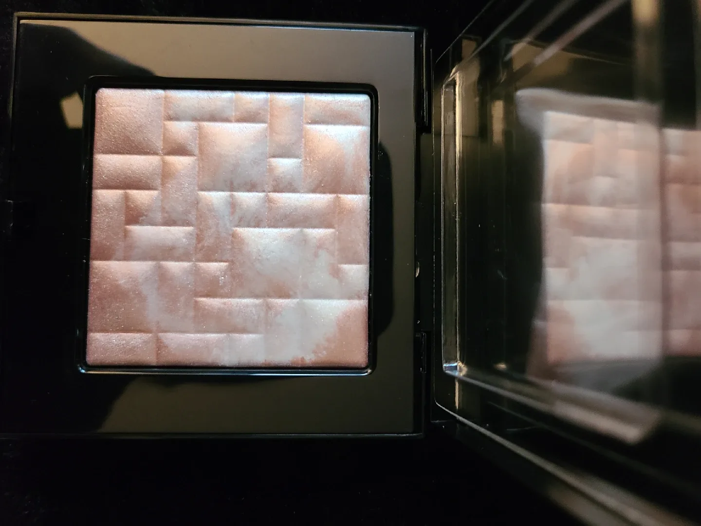 Bobbi Brown Highlighting Powder Duo image indicator(3)