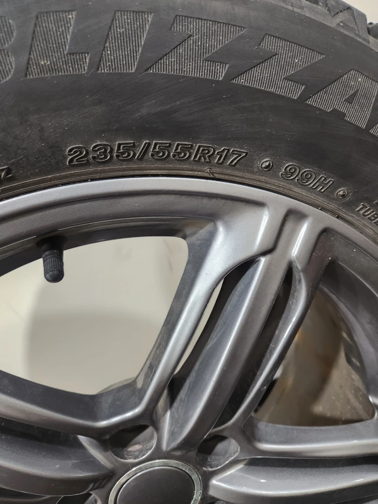 Bridgestone snow tires 235/55r17 - photo 2