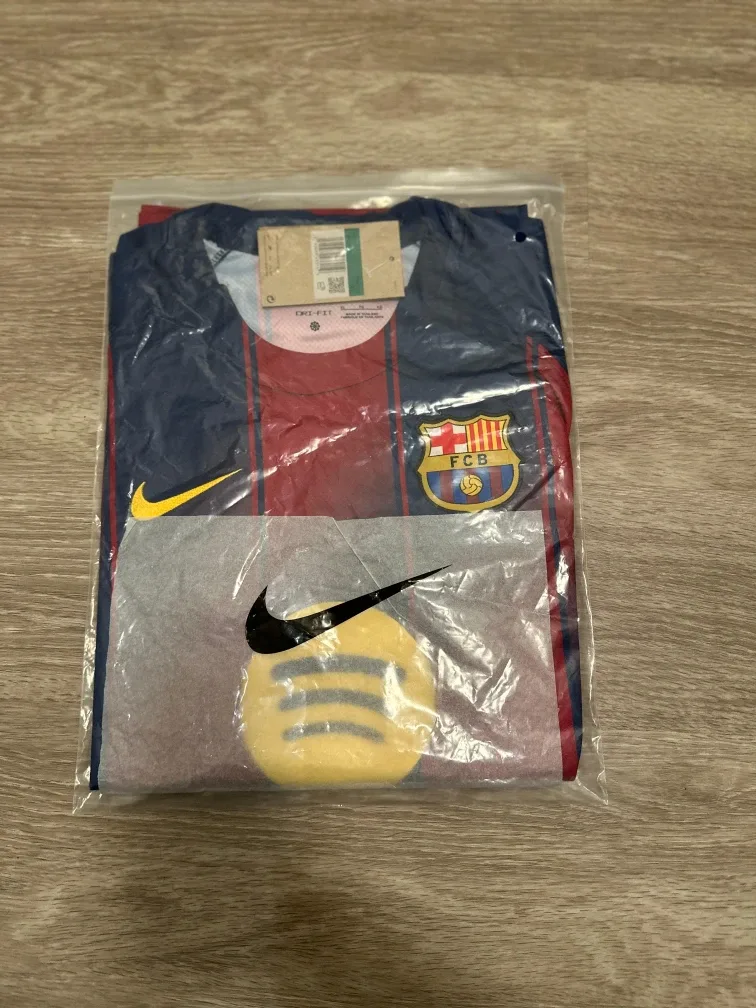 New Nike FC Barcelona Jersey - Size M image indicator(2)