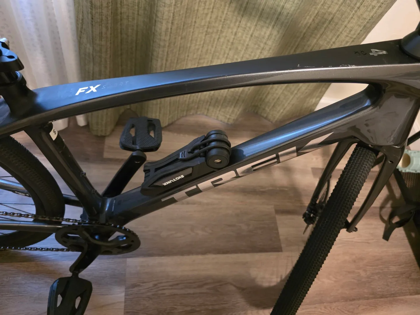 Bicycle Trek FX4 - Carbon Fiber frame, Shimano Diore, 29" image indicator(3)