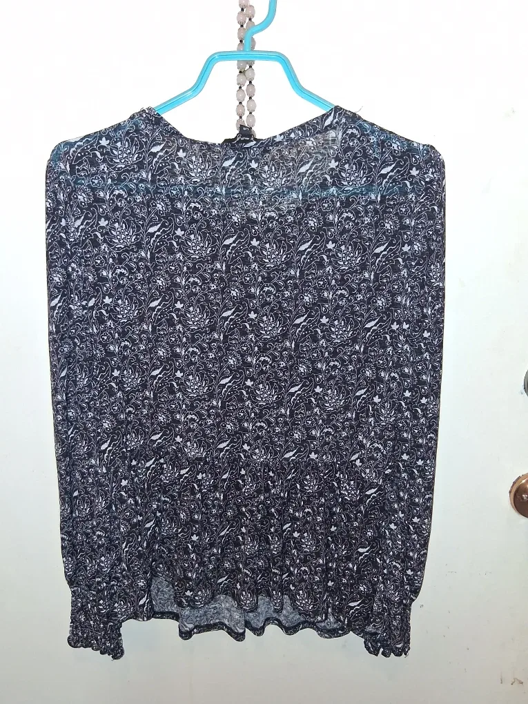 Lily Morgan Black & White Floral Top - Size L/G image indicator(3)