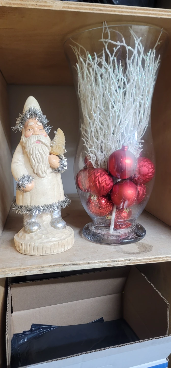 Santa Figurine & Christmas Vase - photo 2