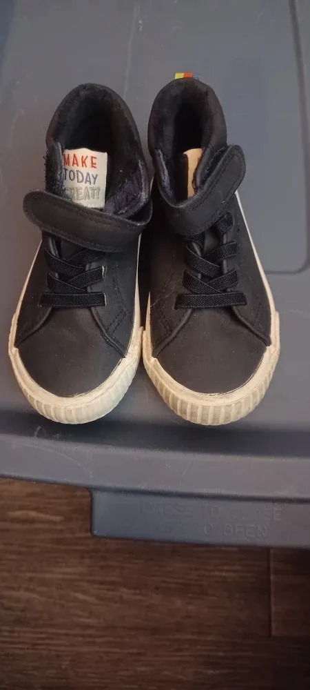 Old Navy Toddler Black Sneakers - Size 8