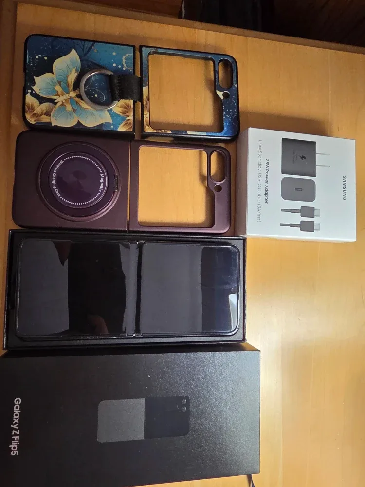 Samsung Galaxy Z Flip5 - Like New!