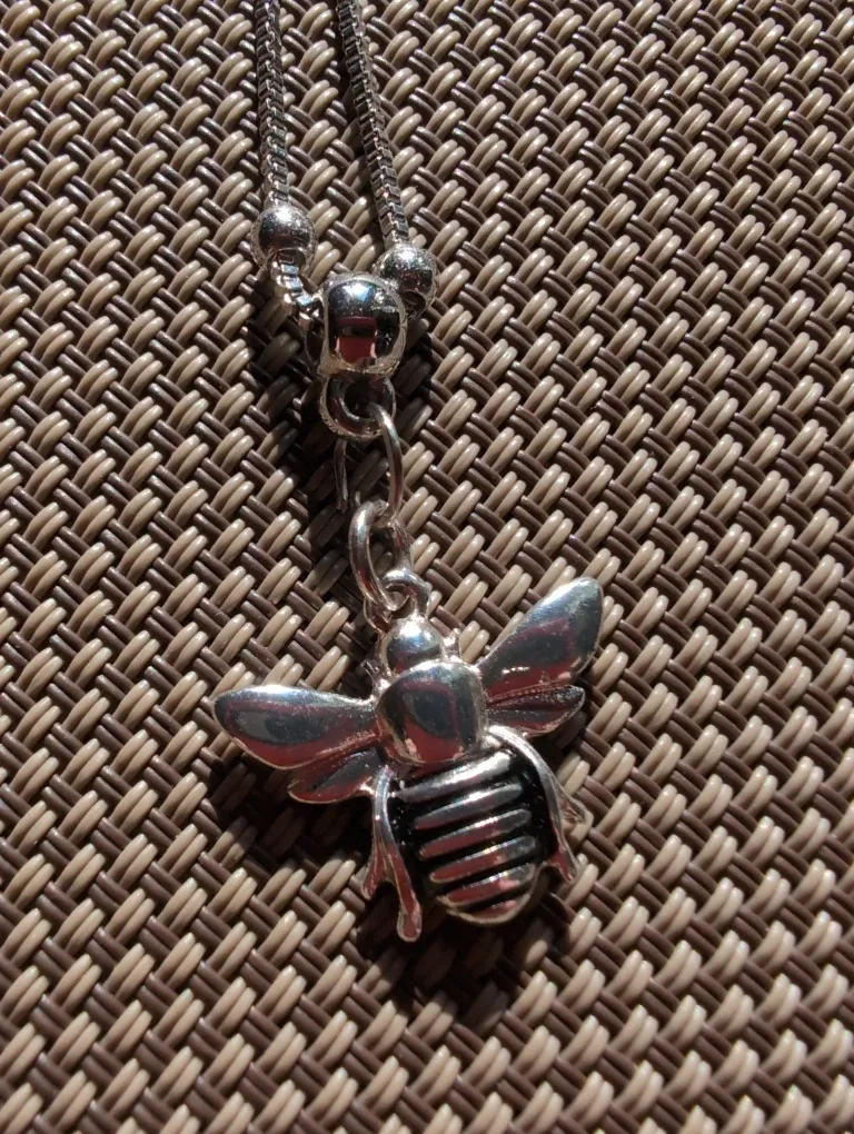 Bee Pendant Necklace image indicator(2)