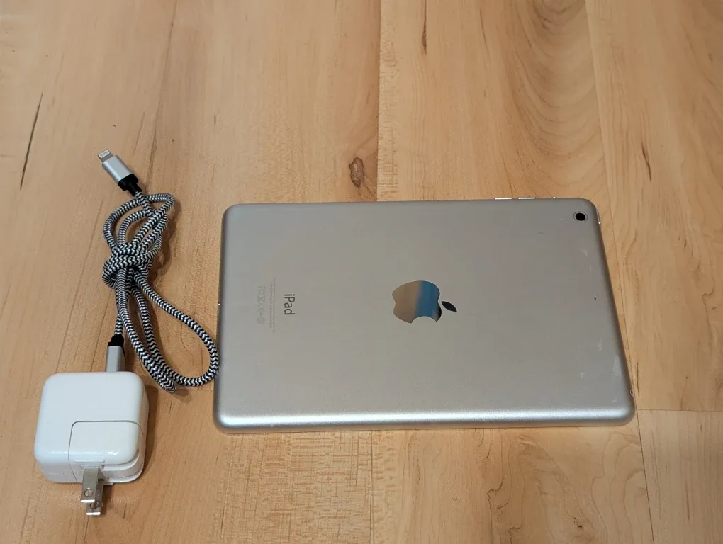 Apple iPad, charger included image indicator(2)