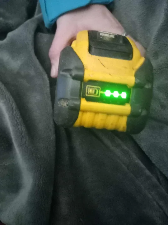 DeWalt 20V/60V MAX FLEXVOLT 9.0 AH Battery image indicator(2)