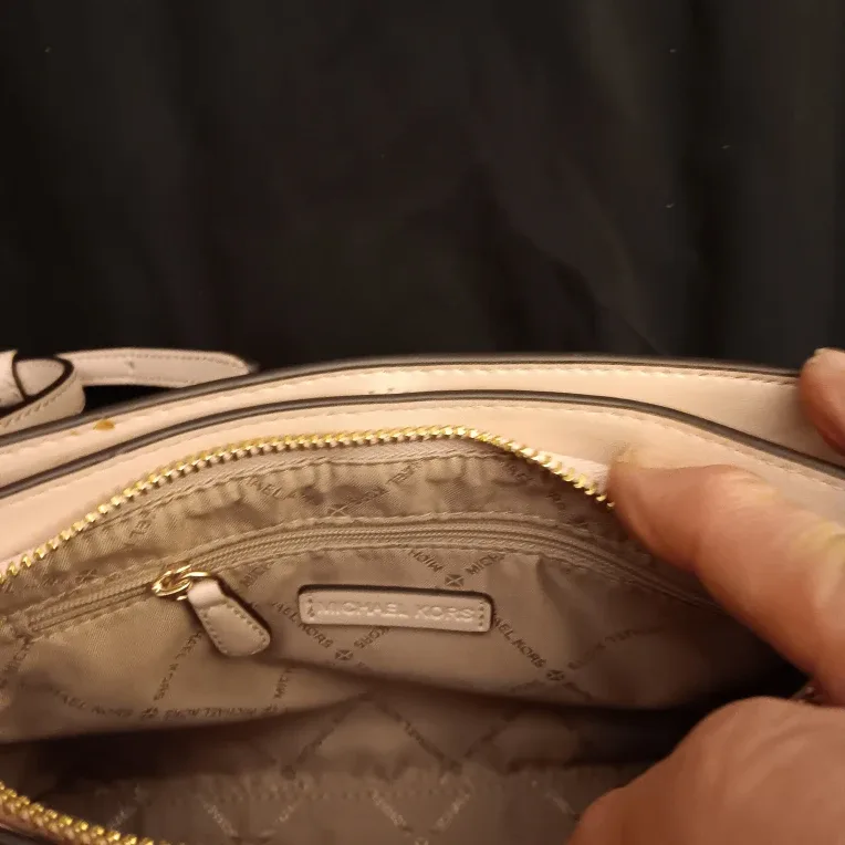 Michael Kors Crossbody Bag image indicator(4)