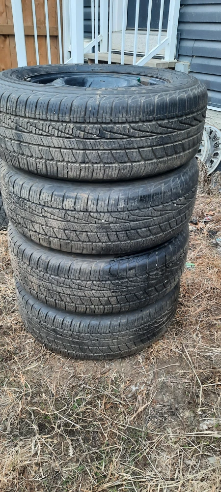 All season Goodyear Tire Set - 225/60R16