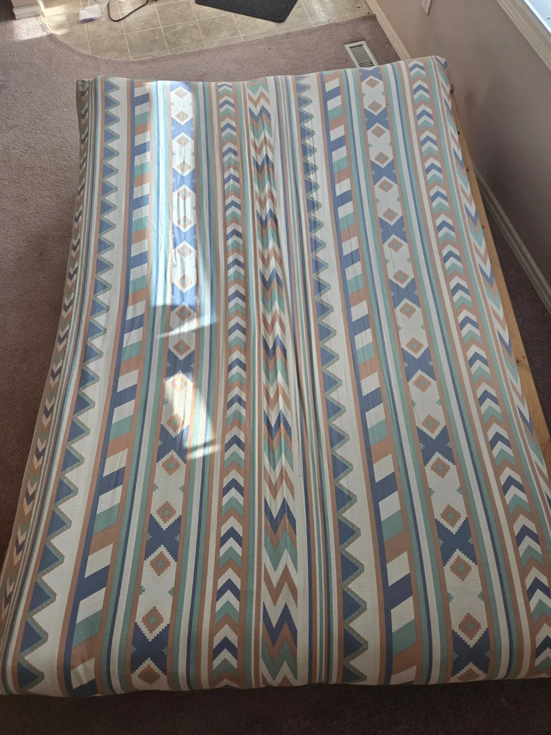 Futon with patterned mattress image indicator(3)