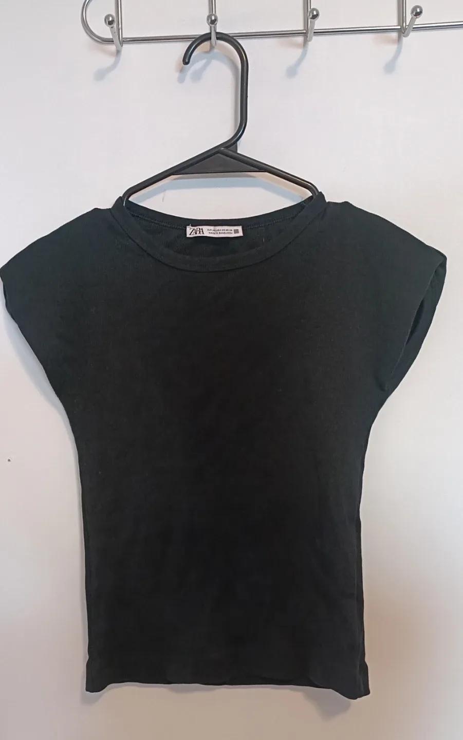 Zara Black Ribbed Top with Capped Sleeves thumbnail