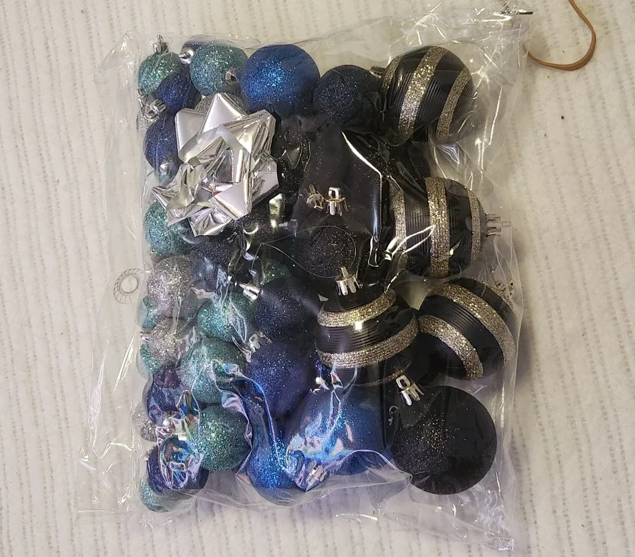 Christmas Ornaments & Decorations image indicator(5)