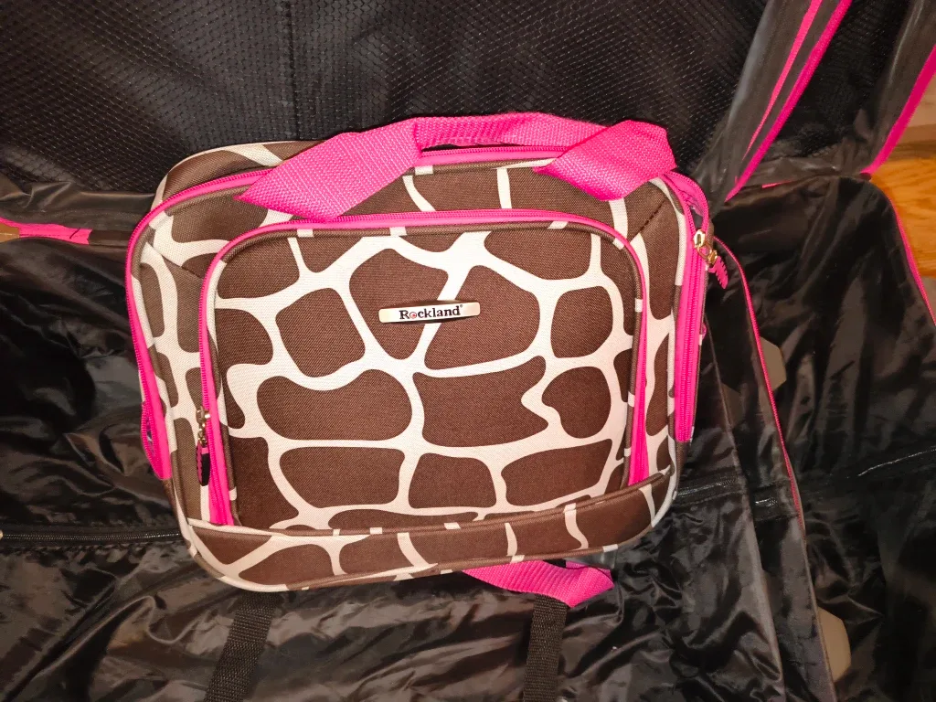 Rockland 3-Piece Giraffe Luggage Set image indicator(2)