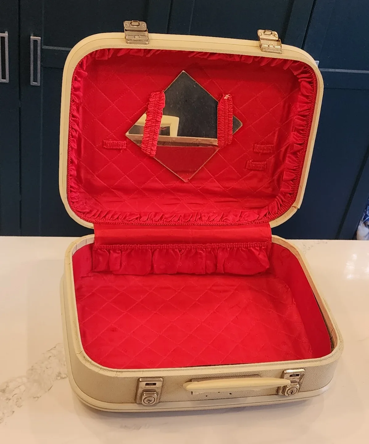 Vintage Cream-Colored Overnight Bag image indicator(2)