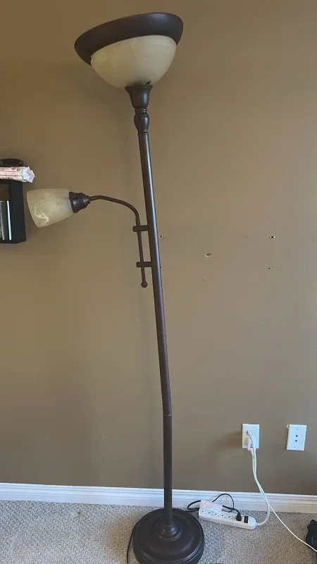 2 table lamps, 1 floor lamp and 1 photo frame image indicator(4)