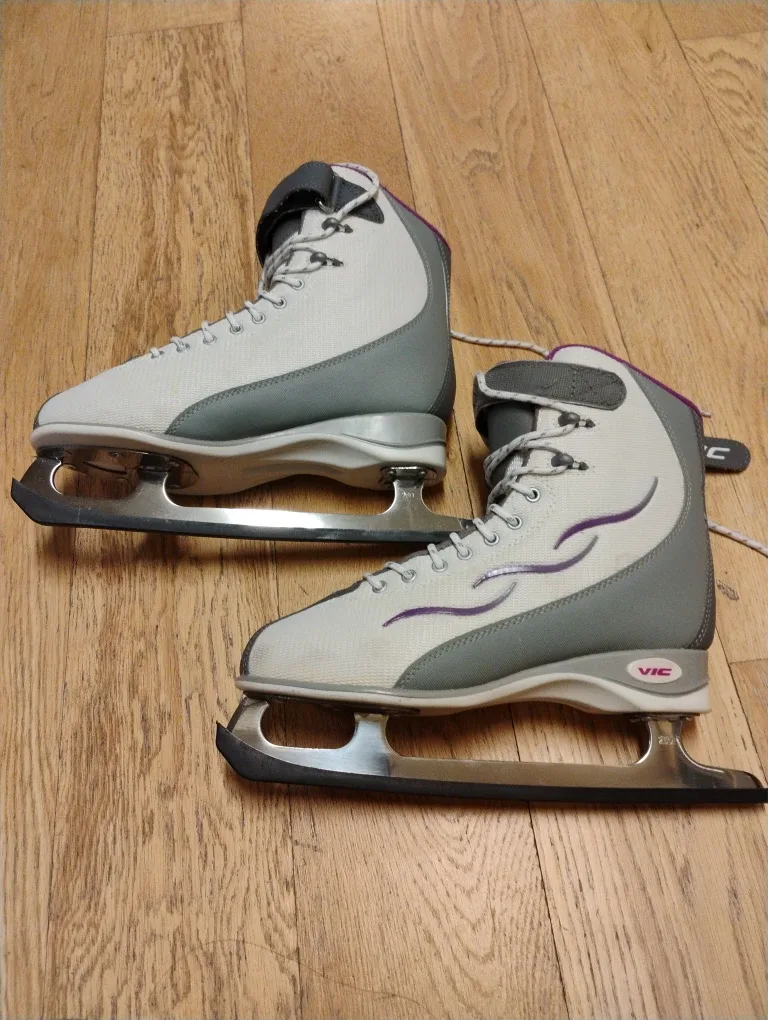 Ice Skates, Women Size 8 image indicator(4)