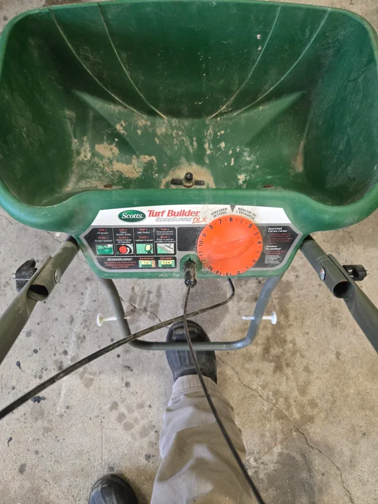 Scotts Turf Builder Edgeguard DLX Broadcast Spreader
