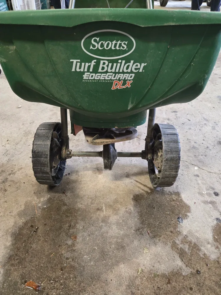 Scotts Turf Builder Edgeguard DLX Broadcast Spreader image indicator(2)