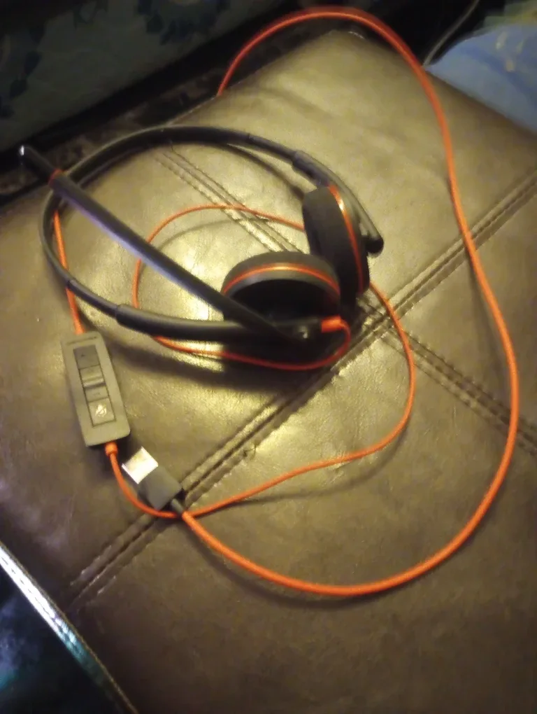 Plantronics Headset with USB Connector image indicator(2)