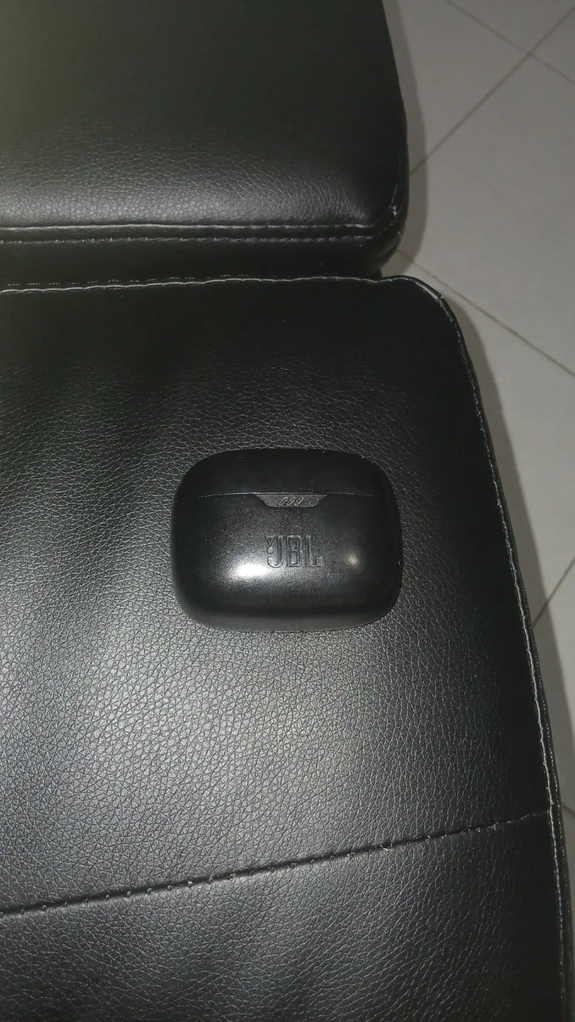 JBL Wireless Earbud Charging Case thumbnail