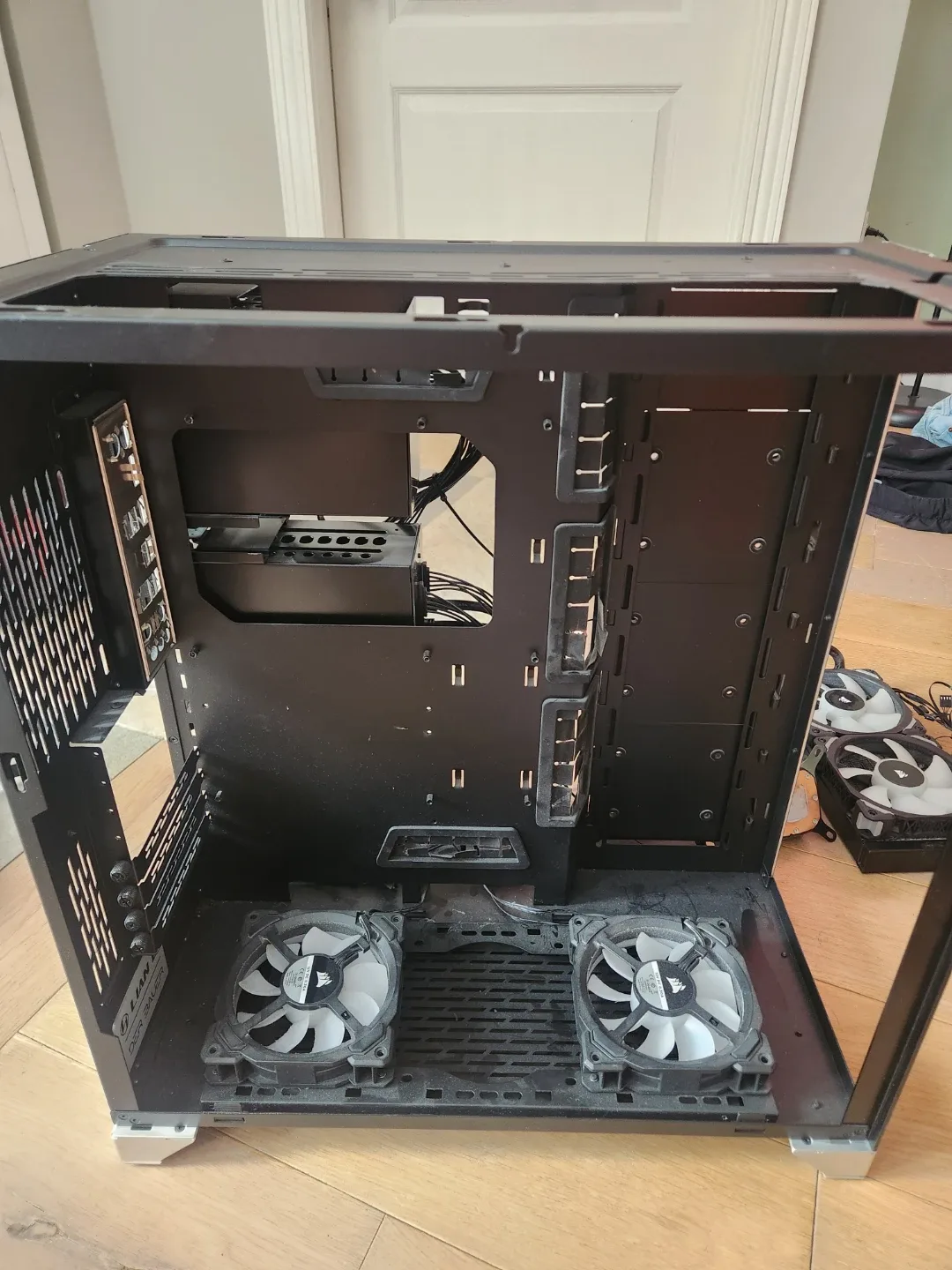 Lian Li O11 XL PC case with Corsair AIO Liquid cooler image indicator(7)