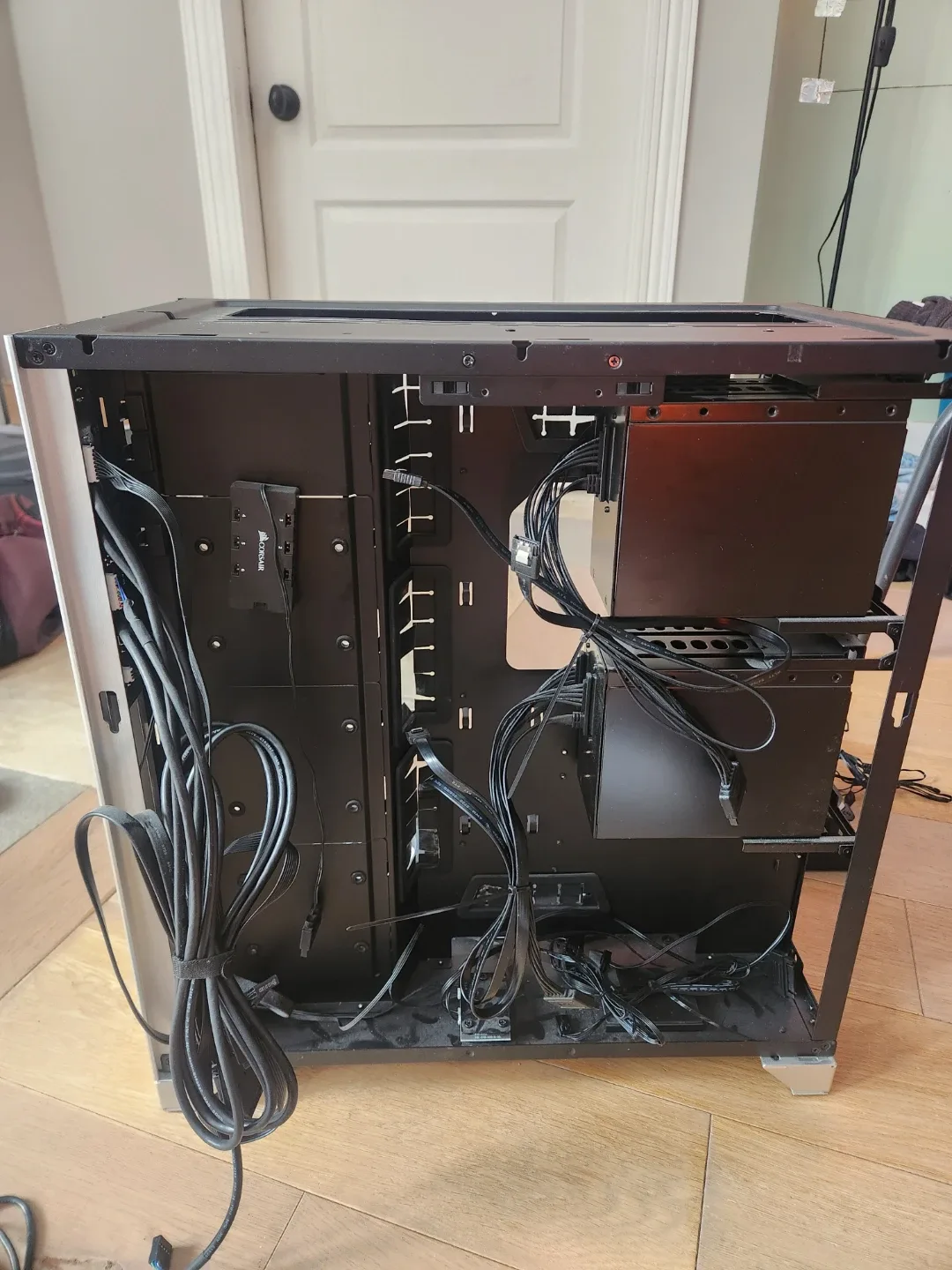 Lian Li O11 XL PC case with Corsair AIO Liquid cooler image indicator(8)