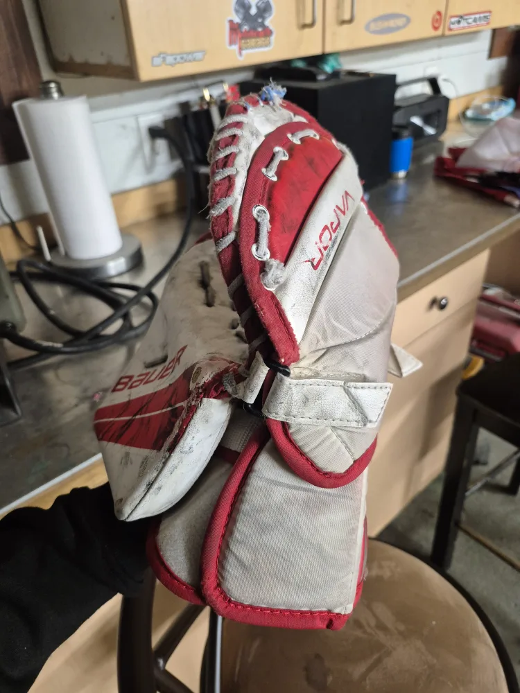 Bauer Vapor X700 Goalie Glove set image indicator(2)