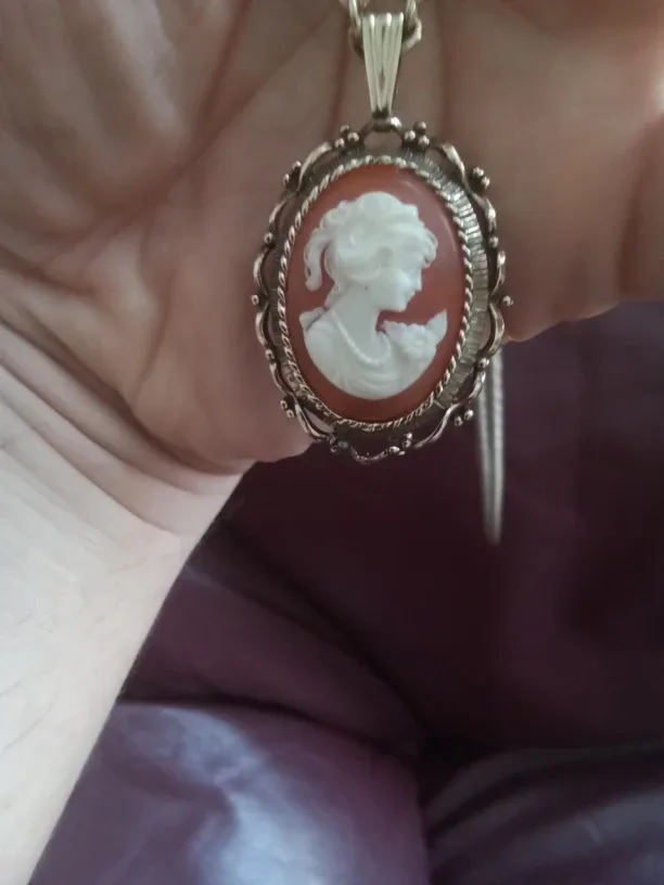 Vintage Vanda Cameo Pendant Necklace image indicator(2)