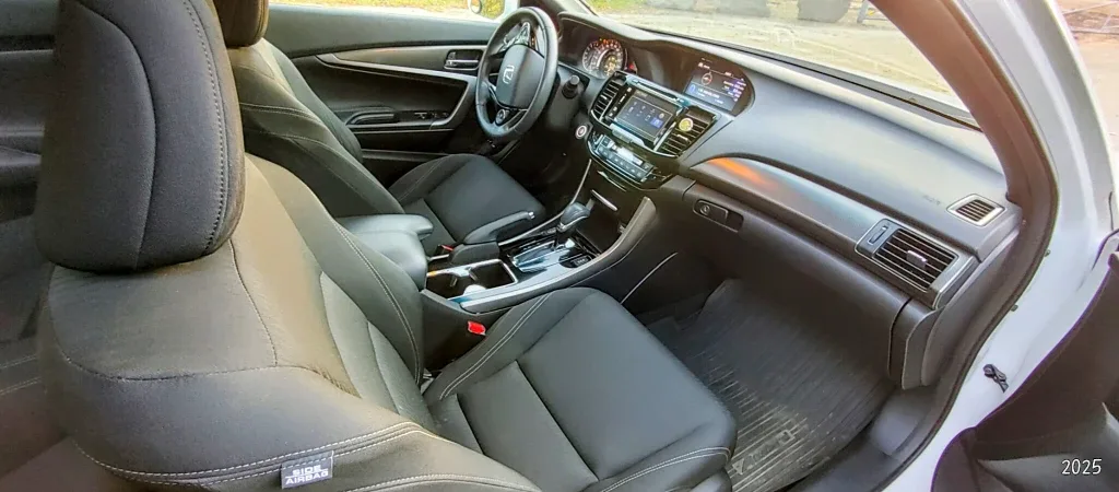 White Honda Accord Coupe image indicator(6)