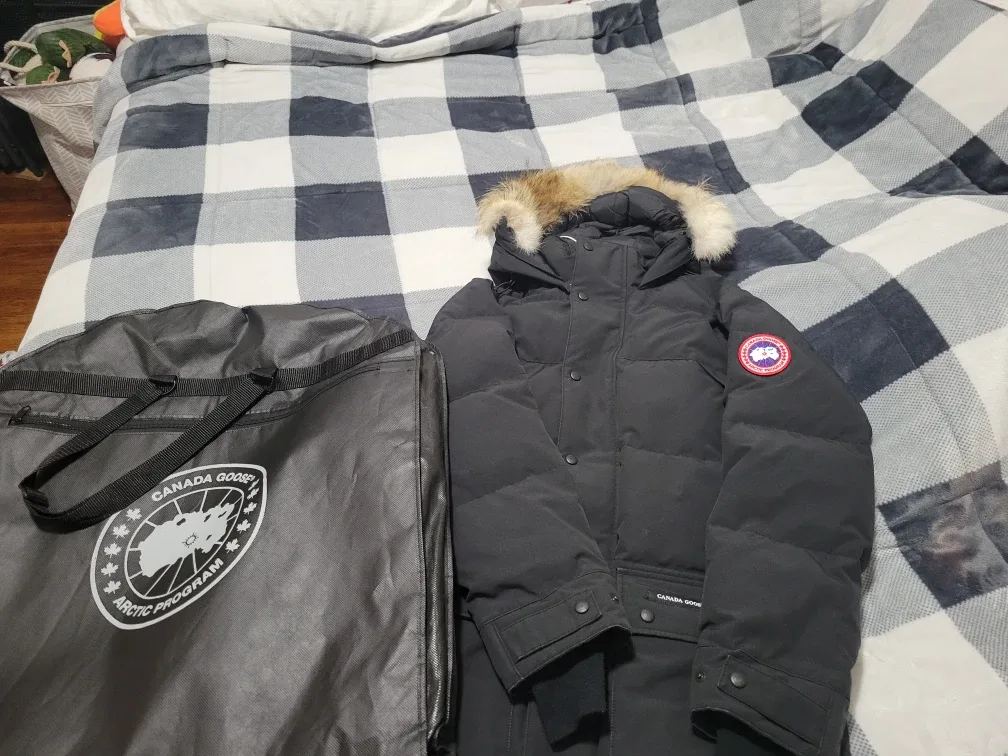 Canada Goose Black Down Parka , Medium  size image indicator(5)
