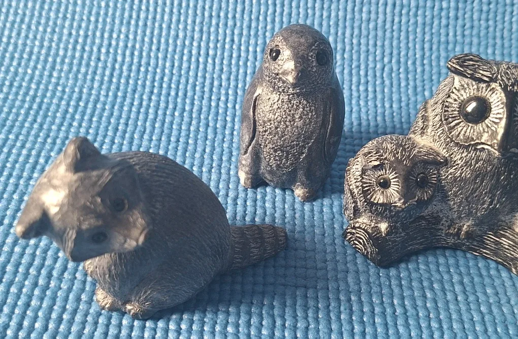 A lot  of 5 vintage soapstone figurines image indicator(3)