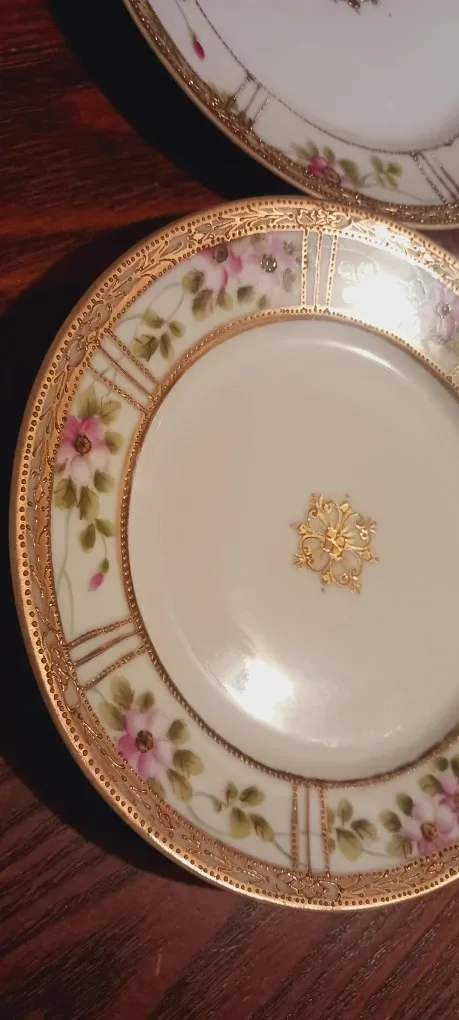 Set of 4× NIPPON JAPANESE  22K Gold Handpainted plates image indicator(5)