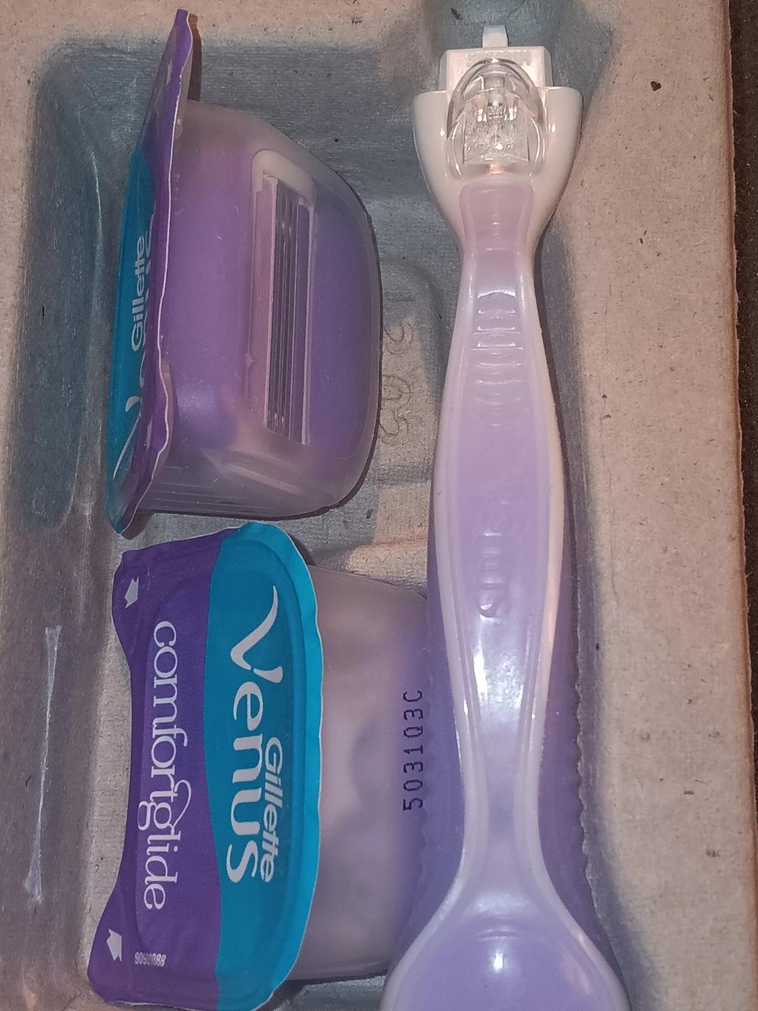 Gillette Venus Comfortglide Freesia Razor + Truly Shave Butter - photo 3