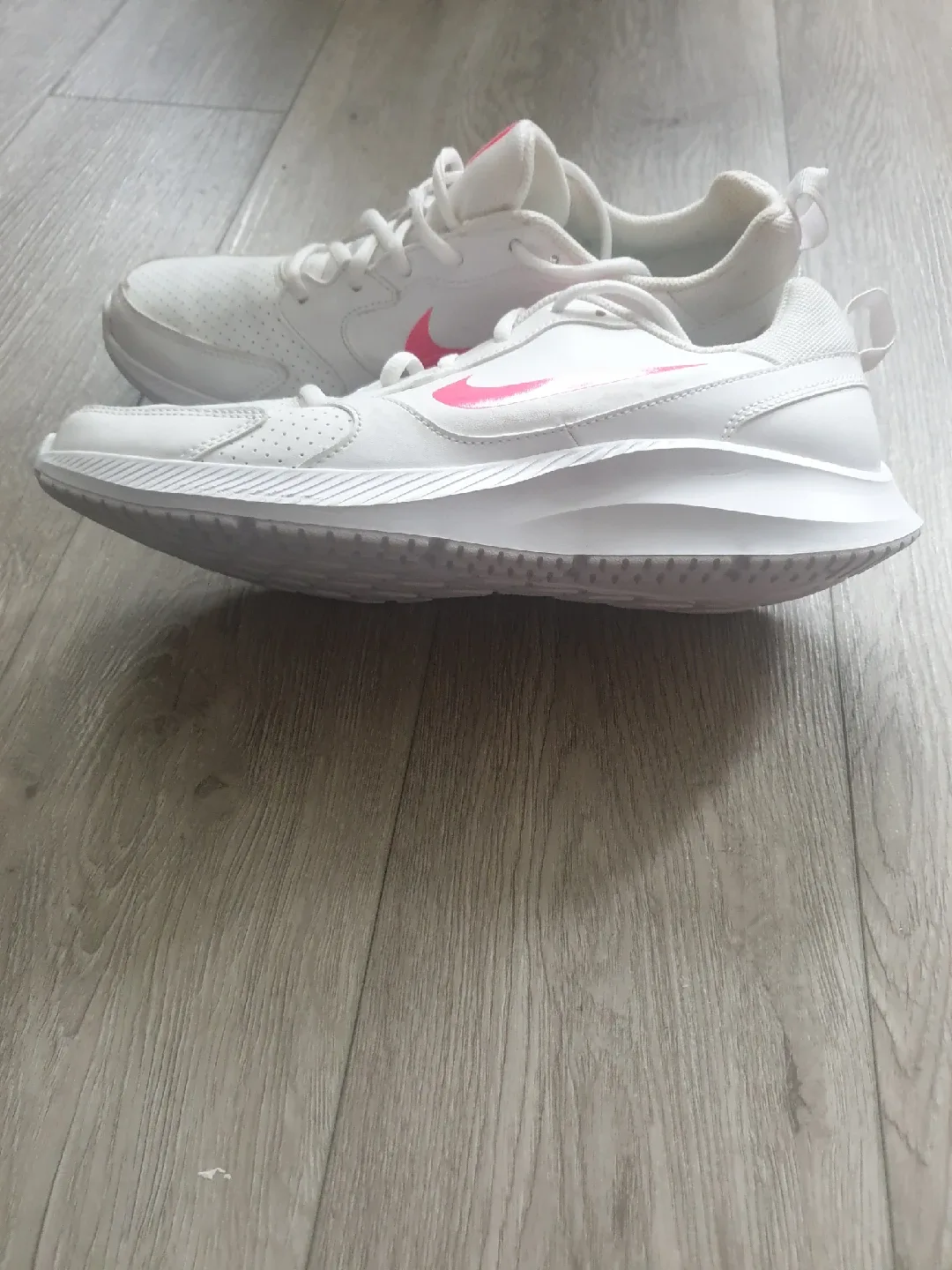 Nike Todos Women's White Running Shoes image indicator(2)