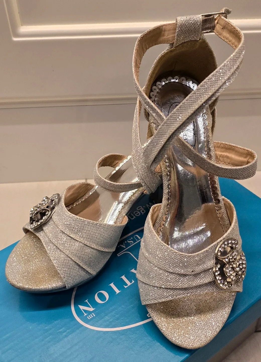 Beautiful Girl's Silver Glitter Heels! - Size 2 Youth image indicator(2)