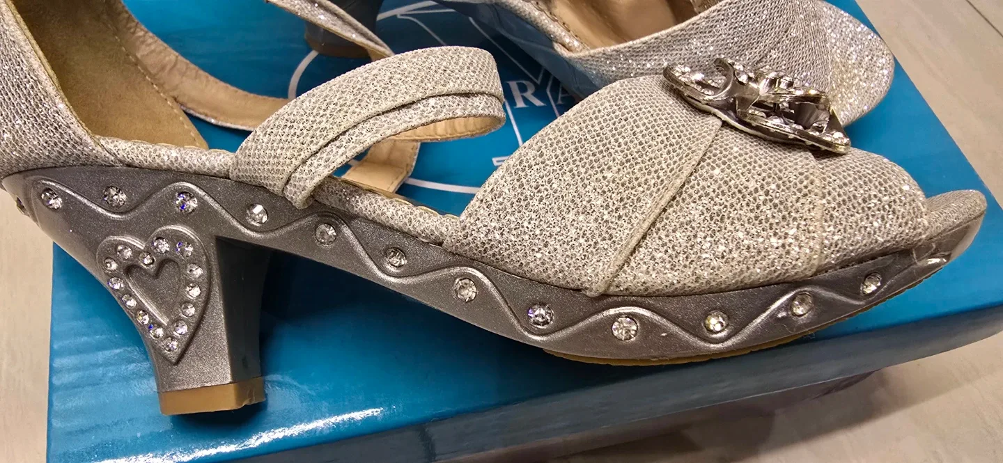 Beautiful Girl's Silver Glitter Heels! - Size 2 Youth image indicator(4)
