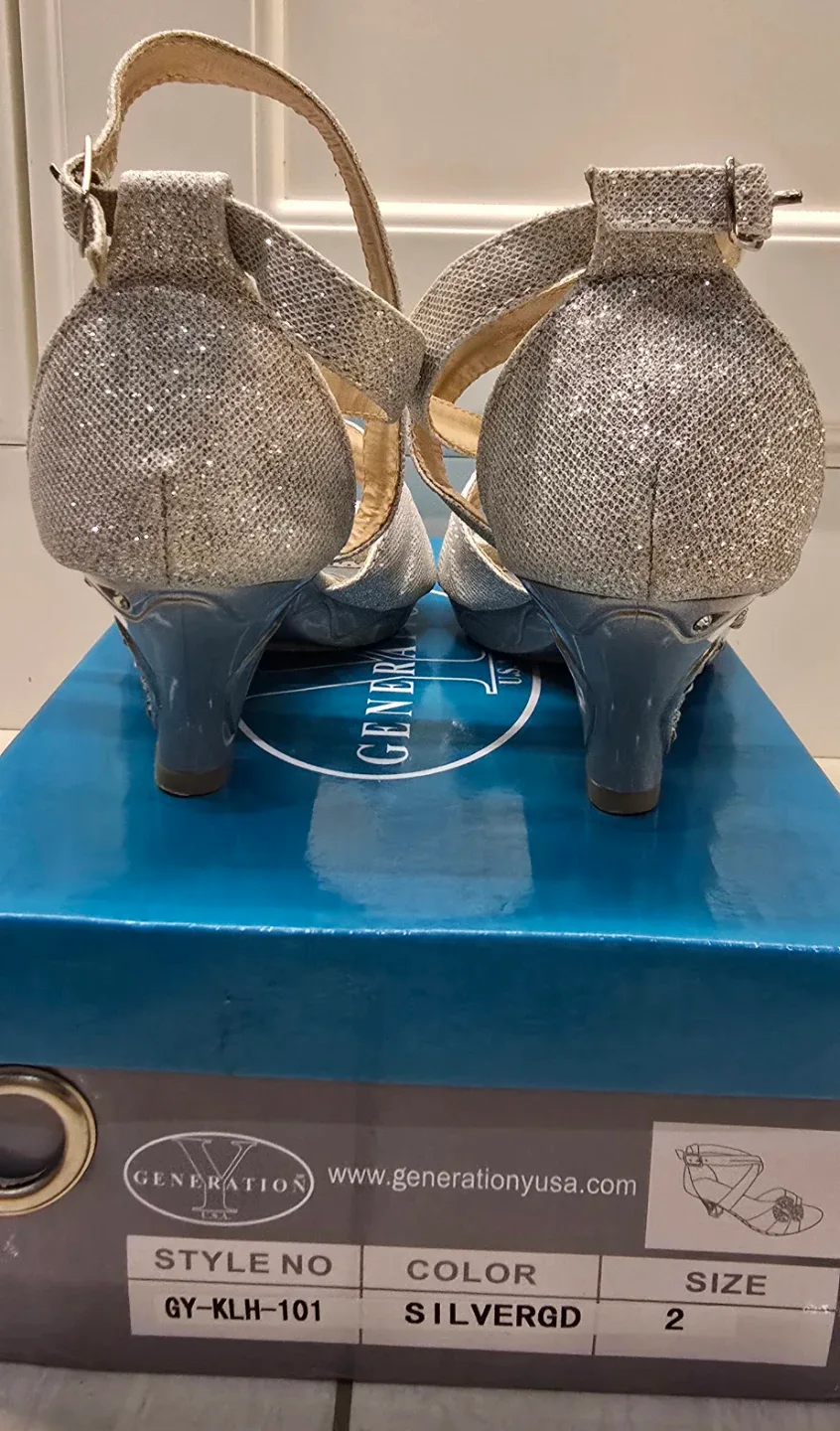Beautiful Girl's Silver Glitter Heels! - Size 2 Youth image indicator(6)