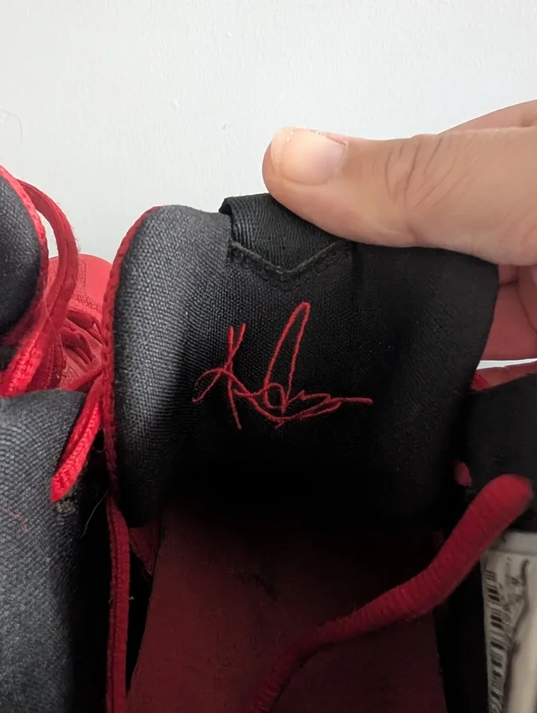 Men's 8.5 Nike Kyrie 3 Basketball Shoes - EUC image indicator(4)