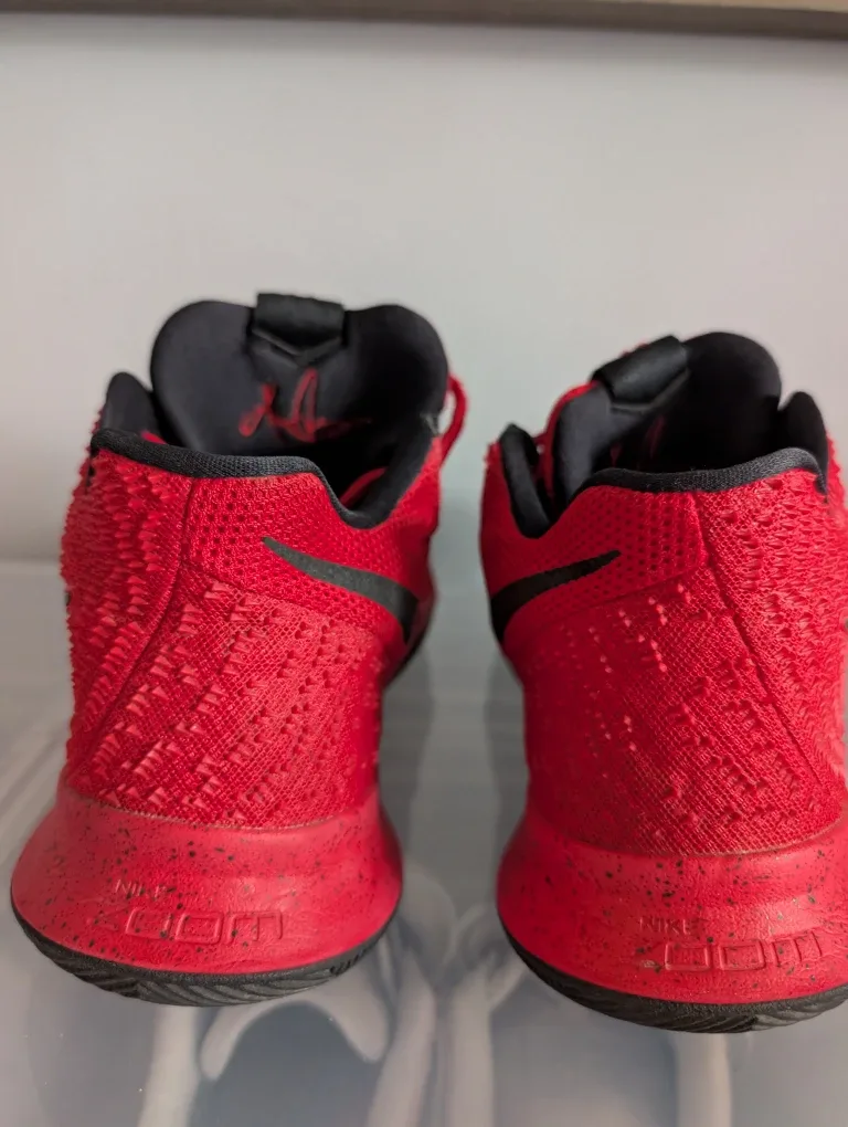 Men's 8.5 Nike Kyrie 3 Basketball Shoes - EUC image indicator(5)