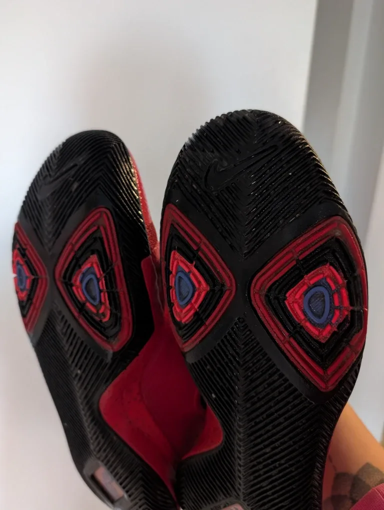 Men's 8.5 Nike Kyrie 3 Basketball Shoes - EUC image indicator(6)