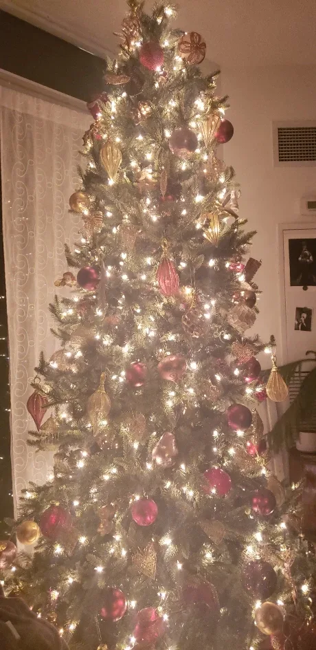 Stunning pre-lit Christas tree + gold & burgundy ornaments