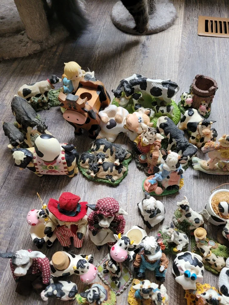 Cow-themed Decor Collection image indicator(7)